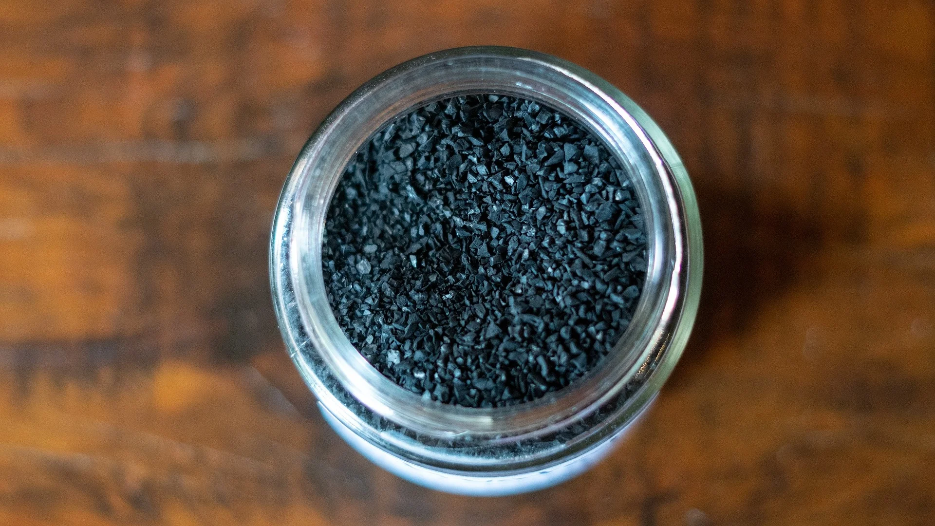 Nahaufnahme von Aktivkohlegranulat – Adsorption und Filterwirkung im Wasserfilter